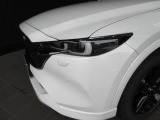 アダプティブLEDヘッドライト装着!フォワードセンシングカメラで前方の追従や対向車の位置を確認、車輌のいない箇所をハイビームにするグレアフリーハイビーム機能が付いております。