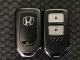 スマートキーを装備しています。鍵を差し込むことなくドアロックの開け閉めと、スタートボタン操作でのエンジンスタートができます。スペアキーも同じものを用意しております。