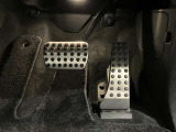 当店でお車をご購入のお客様はオーナー様専用保険「メルセデス・ベンツ保険」にご加入頂けます。飛来物によるフロントガラス破損やパンクによるタイヤ交換の際に、修理費用の一部をお支払いしております。