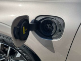 普通充電口。EV走行換算距離(等価EVレンジ)81km リアに搭載する駆動用モーターの出力を大きく向上し、EV走行時の俊敏でパワフルな走行フィールと優れた回生ブレーキ性能を実現しています。