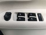 パワーウィンドは今や当たり前の機能ですが、無いと困る機能です。運転席からの操作で、全席の窓を振るオープンにしたり、フルクローズが可能です。