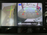 ギアを『R』に入れた後、カメラボタンを押すと、運転席から見えない左側面をナビ画面にうつしてくれるので、幅寄せや縦列駐車がし易くなります。