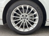 19インチ純正アルミホイール装備 全車両に標準装備の純正アルミホイールは、純正ならではのバランスの良いデザインと、走行安定性をお楽しみ頂けます。