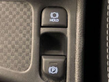 HOLD機能付きの電動パーキングブレーキ。HOLD機能を使用すると、信号待ちなどでフットブレーキから足を放しても、車は動かずそのまま停車してくれます。ドライブなど足が疲れた時には便利な機能です。