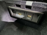 充電用USB端子付き。スマートフォンなどの充電に便利です。