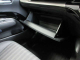 室内に小物を入れる収納スペースがあれば車内が片付きますね☆