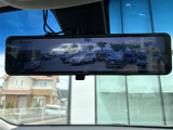 【デジタルルームミラー】車両後方カメラの映像をルームミラーに映すことが出来ます。 そのため、後席に人や荷物があって後方が見えづらい場合でもしっかり視界を確保することが出来ます。