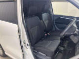【運転席・助手席転席】運転席の足もともゆったりで長距離ドライブでも快適に★