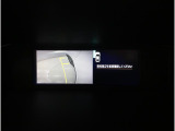 ドライバーから死角になりがちな左前方(助手席側)の映像を車内のマルチファンクションディスプレイに表示致します。前方や左側の壁ギリギリに駐車する際や、狭い道でのすれ違いなどで役に立ちます。