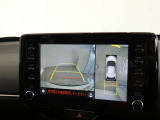 【全周囲モニター】車を上空から見下ろしたような映像をカーナビ画面に映し出し、車庫入れや縦列駐車をサポートしてくれます。