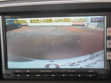 【リアカメラ】リバースに入れるだけで後方の映像が映ります。安全確認や、狭い駐車場での車庫入れ、雨の日や夜間など視界の悪い時に便利です。安全にバックする為には欠かせない装備です。