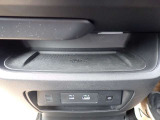 置くだけ充電に対応しておりますのでスマホ等を置いて置くだけで充電が可能です♪