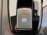 【電動パーキングブレーキ】パーキングブレーキは便利な電動式!ボタン一つで操作でき、アクセルを踏めば自動で解除されます♪レバーやペダルが無いので運転席廻りもすっきりしますね♪