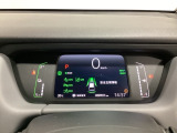 デジタル表示のスピードメーターとタコメーター、燃費やオドメーターなどの表示の他に、ホンダセンシング機能などの表示もできる多機能なマルチインフォメーション・ディスプレイです。