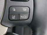 レーダークルーズコントロール(全車速追従機能付)が装備されています。高速道路で定速走行だけでなく、0km/hから約100km/hの広い範囲で先行車との車間距離を適切に保ちながら追従走行ができます。
