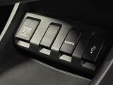 【USB/HDMI入力ジャック】USB/HDMI入力ジャック完備。スマホやタブレットなどといった端末の画面をナビゲーションのディスプレイに表示可能です。