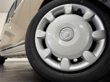 【純正ホイールキャップ】装備しております。クルマのオシャレは足もとから!外観にマッチしたデザインでビジュアルバッチリです。