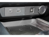 ナビと接続USBポートに置くだけ充電も付いています。