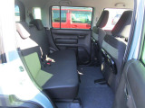 コンパクトに見えますが、後席にも十分なスペースがあるので遠出もバッチリです