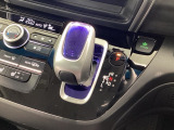 インパネシフトを採用しているので、前席の足元も広々としています。運転席と助手席の行き来もスムーズです!