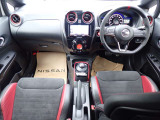 車内もNISMOのイメージカラーであるレッドを使いスポーティーな印象になっております♪またハンドルもレーシングカーのような滑りにくいような素材を使っております♪
