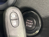【キーレススタートシステム】カバンやポケットに入れたままでもドアの施錠・解錠が可能なスマートキーを装備。エンジンのオン・オフ時もカギを取り出す必要が無いからとっても便利です♪