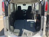 後席を全て倒して、荷物専用のスペースにした状態です。これなら長いものも積めますし、ご旅行や趣味に活用できますね。
