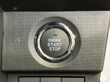 【プッシュボタンスタート】 スマートキーを携帯し、ブレーキを踏みながらボタンを押すだけでエンジンをかけることができます。