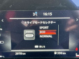 「エコモード」とは、燃費を重視して、エネルギー消費を抑える走行モードのことで、アクセル操作を穏やかにし、ワンペダル走行時の回生ブレーキを強めて減速効率を高めます