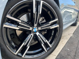 ●純正18インチアルミホイール:輸入車ならではの卓越した走りを支えるホイールと足回りです!日本車の走りに慣れている方にもぜひ体感して頂きたいほど、高いレベルでまとまっています!