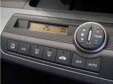 【オートエアコン】温度を設定すれば自動で快適な車内温度を保ちます。エアコン内部の高性能脱臭フィルターで車内のアレルゲンや花粉を除去。