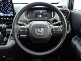 ハンドル左側にはオーディオ操作が出来るオーディオリモートコントロールスイッチ、右側にはHonda SENSINGとオートクルーズコントロールのスイッチを装備!