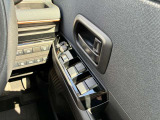 運転席側のドア部。こちらのスイッチでドアミラーの角度調整やパワーウィンドーの操作が可能になります。