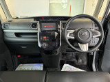 見易い計器類と運転し易いドライビングポジションは、視角も少なく前方&左右の見切りが良く運転し易いクルマです