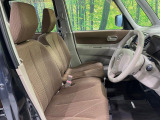 運転席シート廻りは使用感も少なく、良好な状態となっています。前オーナー様が丁寧に使っていたことがよくわかりますね。