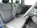 ベンチタイプシートです。運転席シートヒーター機能付きです。