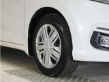 【ハイトアジャスター】レバーの上下操作だけで、座面を運転しやすい高さへ簡単に調節できます。