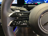 ステアリングから手を放さず、コックピット画面の操作や、追従型オートクルーズの操作が簡単に可能。