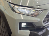 【LEDヘッドライト】悪天候や夜間走行時も良好な視界を確保し安心して運転できる高輝度LEDヘッドライトを装備!点灯速度が早く、消費電力も抑えられています。