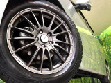 外観にマッチしたアルミホイールを装着しております。各種アルミホイールや、スタッドレスタイヤも取扱いしております。是非ご相談ください♪