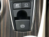 電動パーキングブレーキ付き。シフトをPポジションに入れると自動でパーキングブレーキが掛かります。Dレンジに入れると、自動でパーキングブレーキが解除されます。