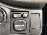 電動格納式ドアミラー付き。駐車場へ停めた時に、ボタン一つで左右のドアミラーをたたむ事ができます。