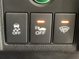 VSA装備車です。VSAはドライバーの操作と車の動きを見守っています。もし車の挙動が乱れたとき、4輪別々にブレーキをかけたり、エンジンパワーをしぼることによって車を安定させます。