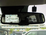 空から見下ろすような視点で、スムーズな駐車と安全確認をサポートする「アラウンドビューモニター」付です。バックミラ-でも視聴出来ます。