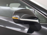 走行中、ドアミラーでは確認しにくい後側方エリアに存在する車両を検知し、ドアミラーのインジケーターが点灯するブラインドスポットモニター