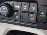 ◆エンジンルーム◆車の心臓部分のエンジンルームが汚いとトラブルの基になります。当店は専用の液剤を使って徹底的に綺麗にします。