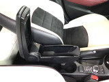肘置きに小物入れも有ります