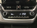 【オートエアコン】一度お好みの温度に設定すれば、車内の温度を検知し風量や温度を自動で調整。暑い&hellip;寒い&hellip;と何度もスイッチ操作をする必要はありません。快適な車内空間には必須の機能ですね♪