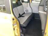 スライドドアだから、隣の車との距離が近い駐車場でも安心。チャイルドシートへの乗せ降ろしや、大きな荷物の積み込みもストレスなく行えます。