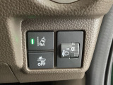 ハンドルの右側にはヘットライトリベライザーとHondaセンシング用のメインスイッチがついています。ヘッドライトリベライザーは道路状況や積荷の加重に応じてライトの高さを調節できます。